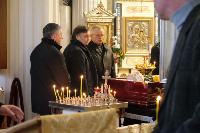 Aizgājējs bija kristīts pareizticībā, tāpēc atvadīšanās no viņa notika Rīgas Svētā Aleksandra Ņevska pareizticīgo baznīcā. Ārsts un mūzikas izdevējs Arvīds Mūrnieks (vidū) bija komponista atbalsts pēdējos dzīves gados.