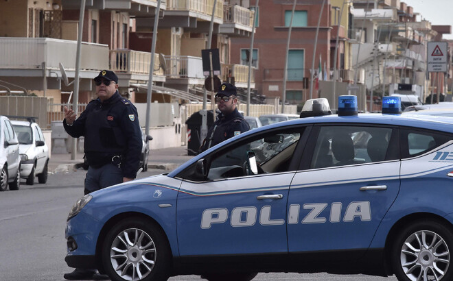 Policija aicinājusi cilvēkiem palikt iekštelpās.