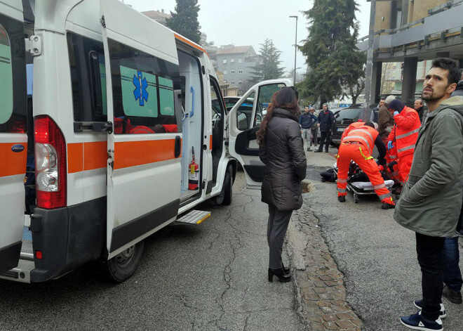 Pa Mačeratas ielām Itālijā braukā automašīna, no kuras šauj uz garāmgājējiem