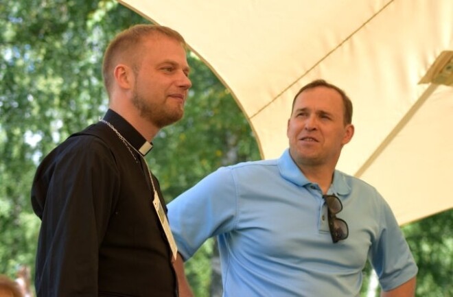 Ādažu luterāņu draudzes mācītājs Ivars Jēkabsons un Artīrs Irbe šovasar piedalās Ādažu draudzes dienās. *