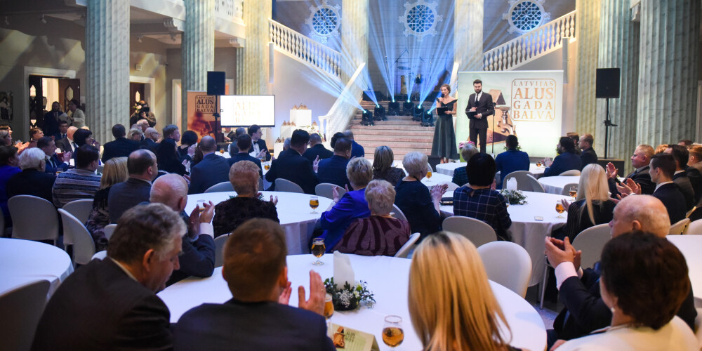 Alus, protams, bija arī uz uzņēmēju galdiņiem balvu ceremonijā.