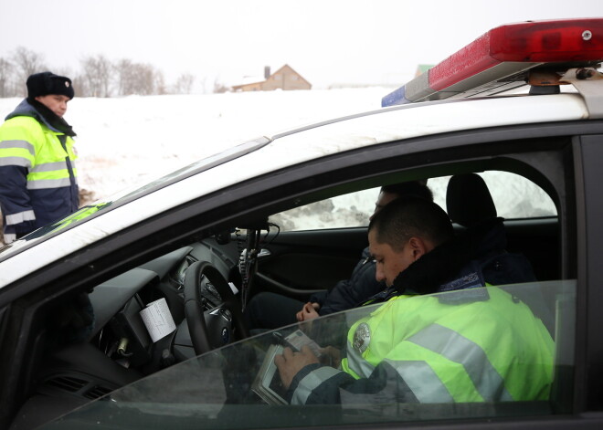 Policija aiztur bezatbildīgu zviedru autobusa šoferi, kurš vizinās ar 1,6 tonnas smagu sniega segu uz jumta