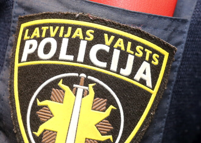 No amata atstādināts Olaines policijas iecirkņa priekšnieks; no seifa pazudušas pistoles