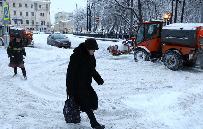 Maskavā sasnigušas gandrīz 40 centimetru dziļas kupenas.