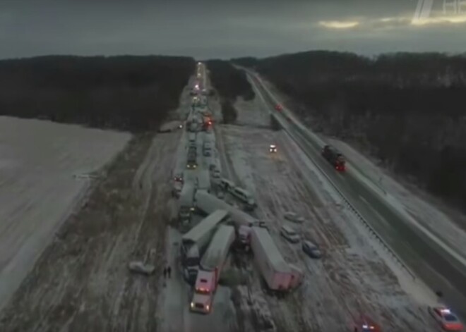 В США гололед привел к крупной аварии — на трассе столкнулись более ста машин
