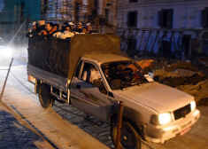 Lai novērstu sastrēgumus, varasiestādes arī aizliegušas pārvietošanos ar auto vairākos Katmandu centra rajonos.