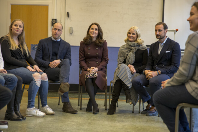 Arī, tiekoties ar Norvēģijas skolēniem, hercogiene Ketrīna palika mētelī, kamēr pārējie virsdrēbes novilka.