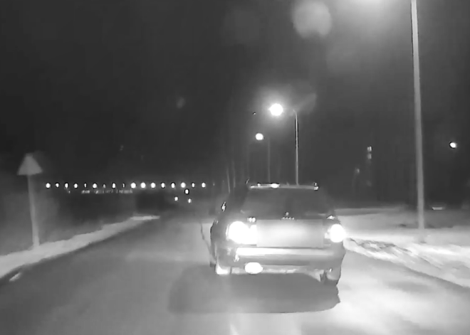 Policijā atklāj detaļas par pakaļdzīšanos Olainē, kurā sadauzīts likumsargu netrafarētais auto. VIDEO