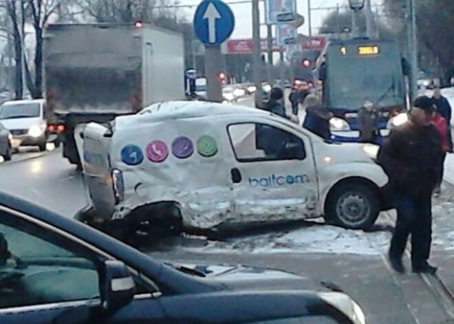 Pie "Alfas" tramvajs sadūries ar auto; satiksme atjaunota