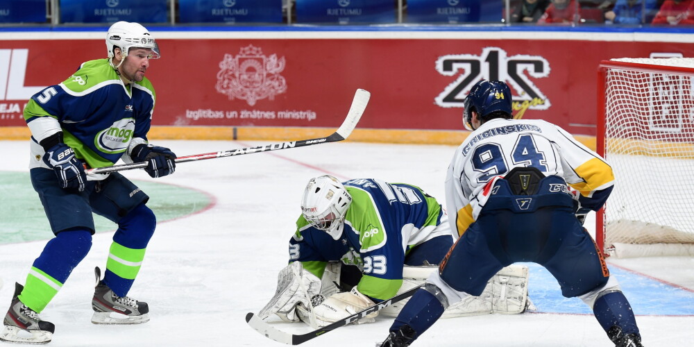 "Mogo" hokejisti nosargā Latvijas kausa trofeju