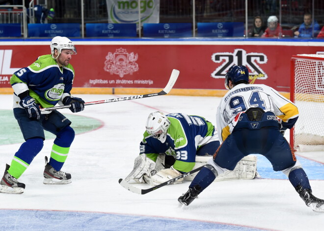 "Mogo" hokejisti nosargā Latvijas kausa trofeju