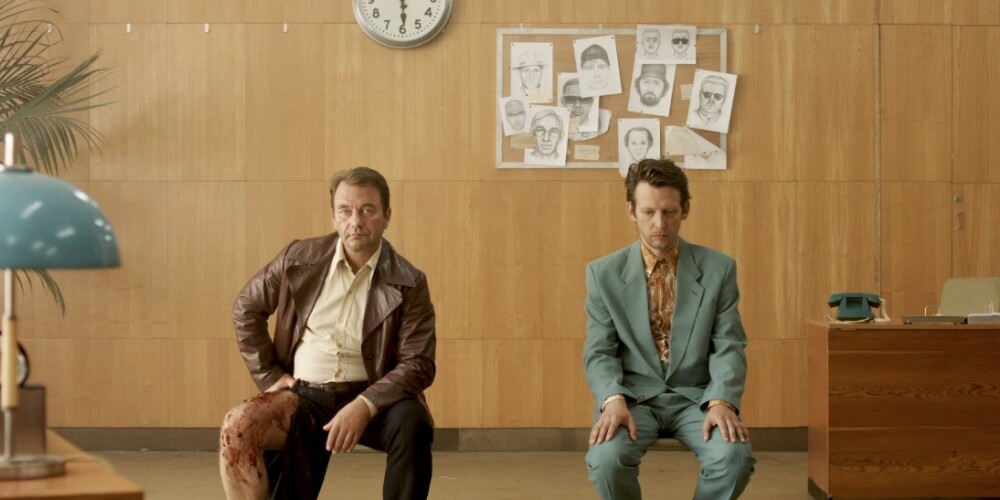 Lattviešu kino krimināl-komēdija Kriminālās ekselences fonds. Man vajag pistoli, prostitūtu un plikus pupus! Vai tu vispār zini, kas ir kriminālā autoritāte? Imants Veide raksta scenāriju TV seriālam par krāpniekiem un kopā ar draugu Hariju Kuharjonoku izmēģina aprakstītās krāpšanas shēmas dzīvē. Imants sajūt sevī spēku būt par īstu kriminālu autoritāti, pie apvāršņa parādās veci žuļiki Duļķis un Aļģe, padomus dod Misters Vintāžs, krusta karu pret kriminālo pasauli uzsāk Imanta kareivīgā Kaimiņiene un situācija kļūst nekontrolējama... Jau sākumā bija skaidrs, ka būs sūdi!