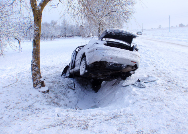 Foto: avārijā Kurzemes pusē smagi cietusi autovadītāja