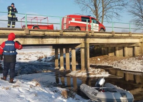 Pazudušo divgadnieku Lietuvā meklē 7 km garās upes dzelmē