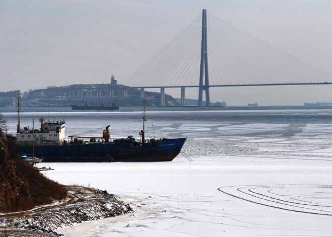 Теплоход со 127 пассажирами увяз во льдах Охотского моря