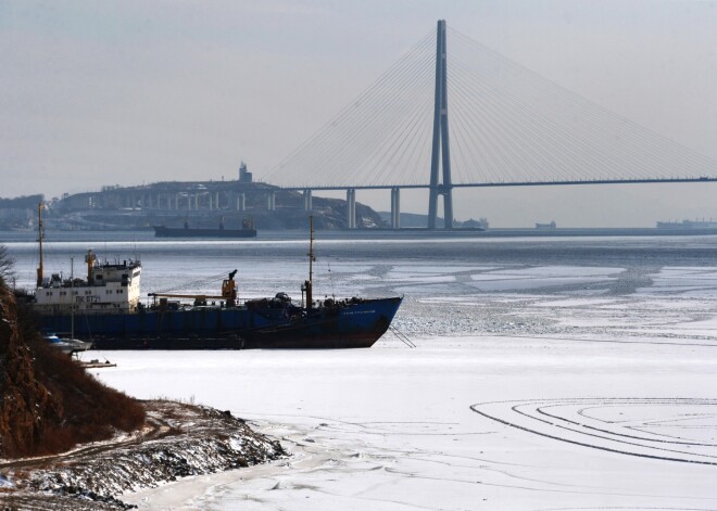 Теплоход со 127 пассажирами увяз во льдах Охотского моря