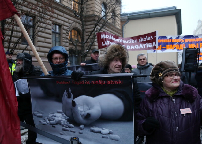 Raiņa dzeja un svilpieni: Krievu savienība atkal protestē pret izglītību latviešu valodā