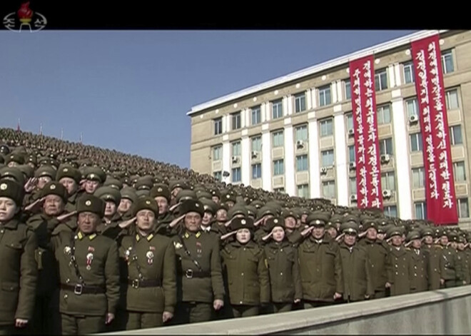 Ziemeļkoreja dienu pirms ziemas olimpisko spēļu atklāšanas Dienvidkorejā sarīkojusi galvaspilsētā Phenjanā militāro parādi.