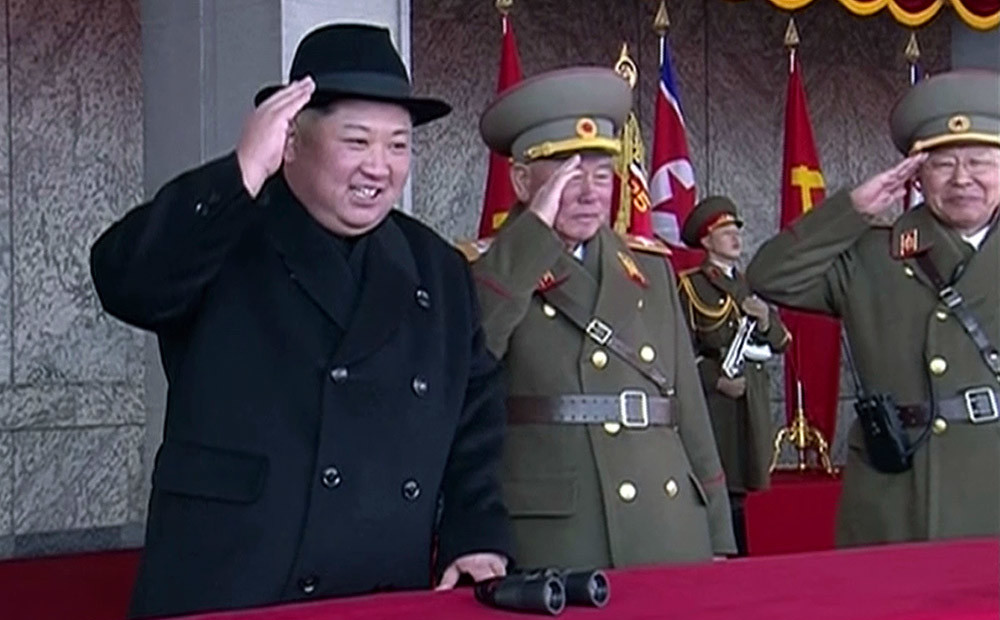 Ziemeļkoreja olimpisko spēļu atklāšanas priekšvakarā sarīko militāro parādi