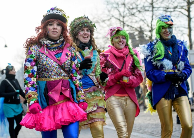 Vācijā ceturtdien sākusies tradicionālā ielu karnevālu sezona, cilvēkiem ietērpjoties krāšņos kostīmos un sievietēm simboliski pārņemot kontroli pār pilsētu mērijām.