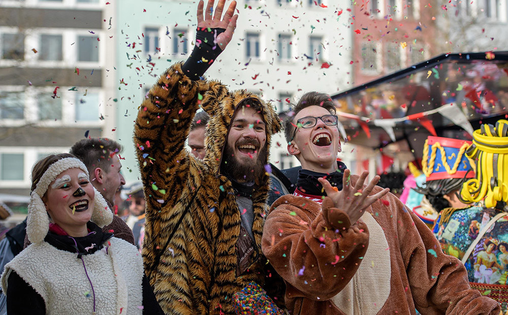 Krāsaini cilvēki un zema temperatūra: Vācijā sākusies tradicionālā ielu karnevālu sezona