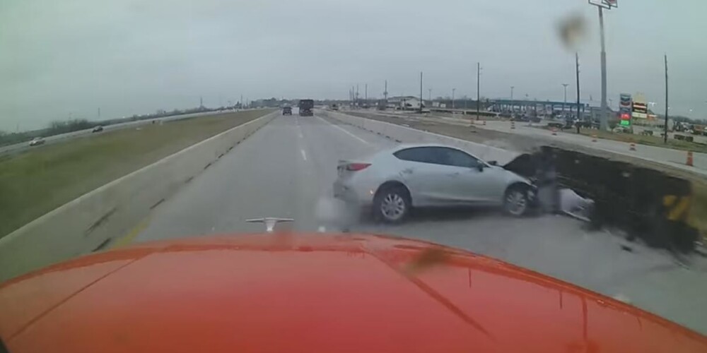 Грузовик на трассе в Техасе снес легковушку, за секунду до этого попавшую в ДТП