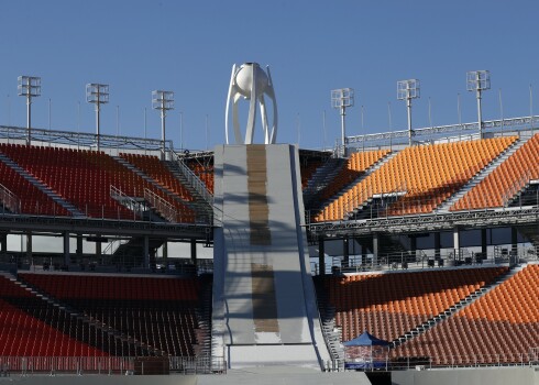 Stadions četrām reizēm! Phjončhanas olimpiskais stadions pēc olimpisko un paralimpisko spēļu atklāšnas un noslēguma ceremonijām tiks nojaukts, jo pilsētā ar 45 000 iedzīvotāju, sporta celtne ar 35 000 cilvēku ietilpību īsti nav vajadzīga.