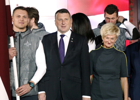 Karognesēks Phjončhanas olimpisko spēļu atklāšanas ceremonijā bobsleja stūmējs Daumants Dreiškens (no kreisās), Valsts prezidents Raimonds Vējonis, prezidenta kundze Iveta Vējone un Ministru prezidents Māris Kučinskis fotografēšanās laikā Latvijas Olimpiskās komandas "Phjončhana 2018" prezentācijas pasākumā Latvijas Dzelzceļa vēstures muzejā.