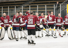 FOTOREPORTĀŽA: mūziķi hokejā sagrauj Saeimas deputātus