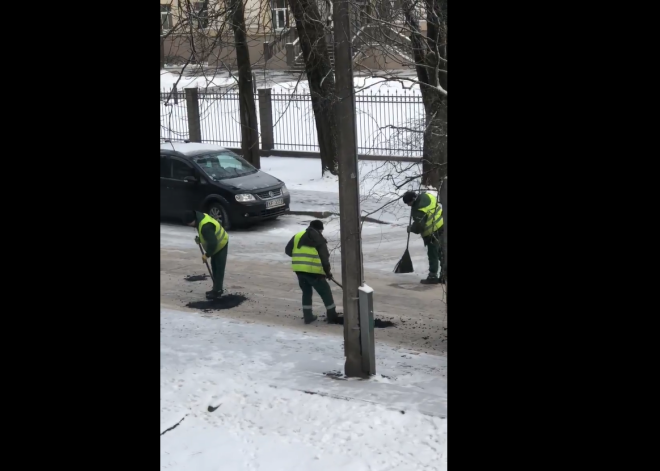 Vai asfaltē apsnigušu ceļu? Internetā cilvēkus mulsina video no remontdarbiem Rīgas ielās