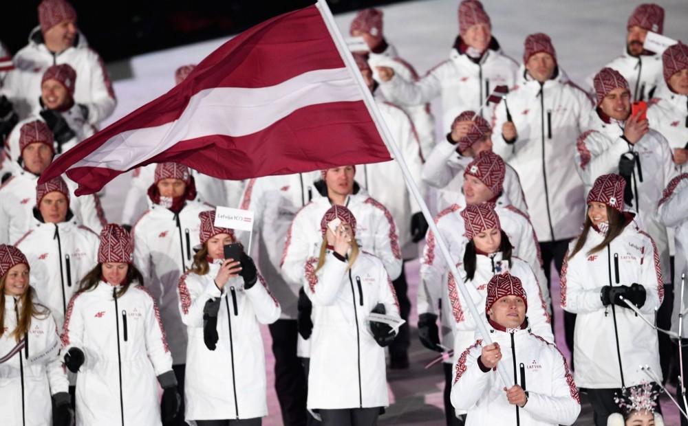 Dreiškens olimpiskajā parādē uztraucies, lai kājas vai karogs nesapinas