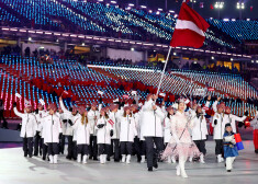 Daumants Dreiškens ar Latvijas karogu iesoļo olimpiskajā stadionā.