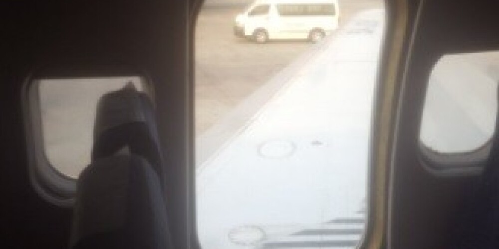 Nosēšanās laikā lidmašīnai izkrīt durvis; aviokompānija vaino pasažierus