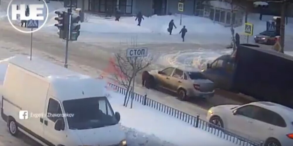 Шокирующее видео: женщина упала на зебре, а водитель поехал прямо по ней