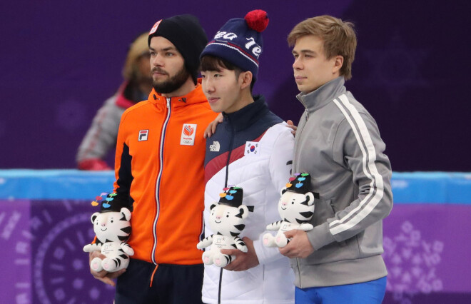 Holandietis Šinki Knegts, korejietis Hjodžuns Lims un krievs Semjons Elistratovs apbalvošanas ceremonijā. 