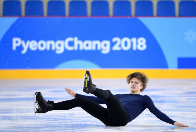 Daiļslidotājs Deniss Vasiļjevs treniņā piedzīvo kritienu. 