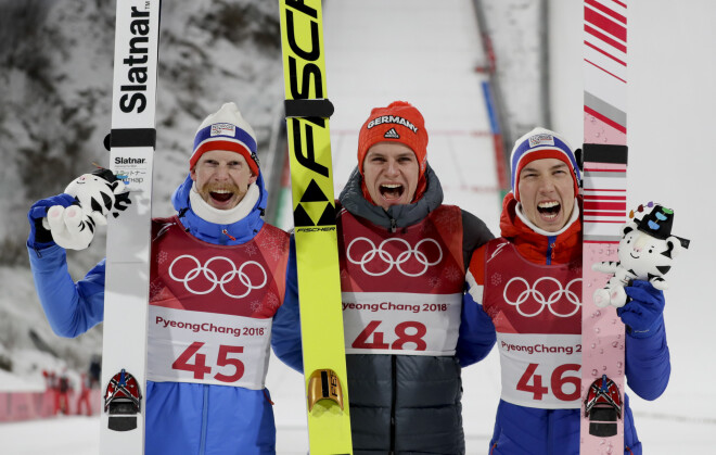 Phjončhanas olimpiskajās spēlēs tramplīnlēkšanā no mazā kalna triumfēja Vācijas sportists Andreass Velingers, bet pārējās medaļas ieguva Norvēģijas sportisti. Andreass Velingers (centrā) ar sudraba medaļas ieguvēju Johanu Andrē Forfangu (pa labi) un kolorīto bronzas medaļas ieguvēju Robertu Johansonu.