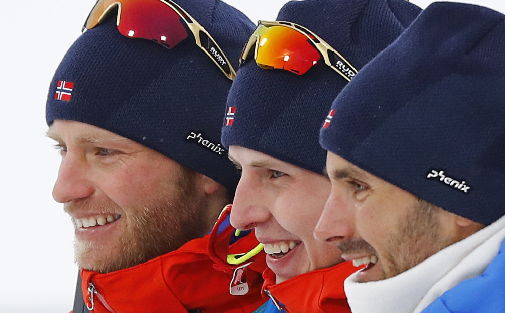 Norvēģiem trīskārša uzvara vīriešu skiatlonā