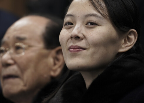 Kima Čenuna noslēpumainā māsa kļuvusi par ietekmīgāko sievieti Ziemeļkorejā