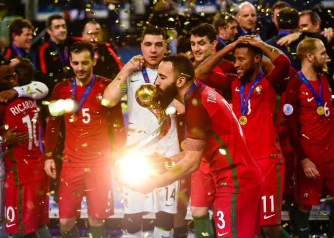 Latviju ar pūlēm uzvarējusī Portugāle triumfē Eiropas čempionātā telpu futbolā