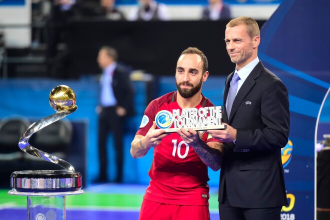 Eiropas čempionāta labākais spēlētājs - portugāļu kapteinis Rikardinju.