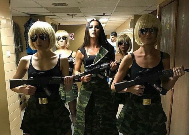 Бузова вышла на красную дорожку с автоматом и устроила эротическую фотосессию