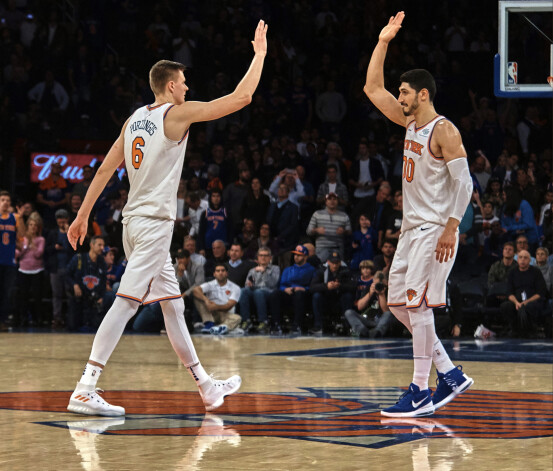 Kristaps Porziņģis un Eness Kanters šosezon veidoja daudziem pretiniekiem grūti nosedzamu garo spēlētāju duetu.