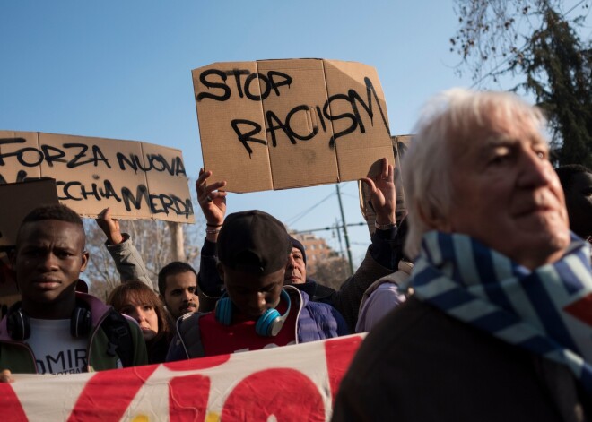 "Vainojiet valdību, nevis imigrantus," - Itālijā turpinās protesti pret fašismu un rasismu