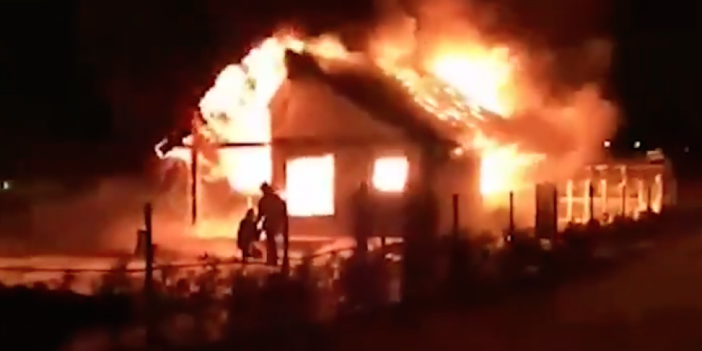 14 ugunsdzēsēji pūlas apdzēst milzīgas liesmas mājā Carnikavā