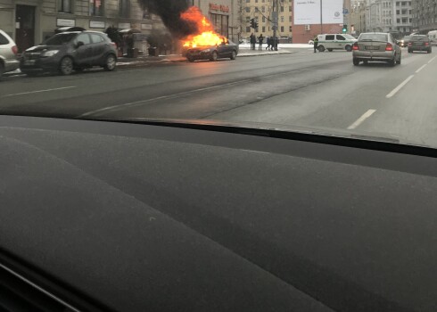 Pirmdienas rītā iepretim Dailes teātrim ar atklātu liesmu dega vieglā automašīna „Volkswagen”.