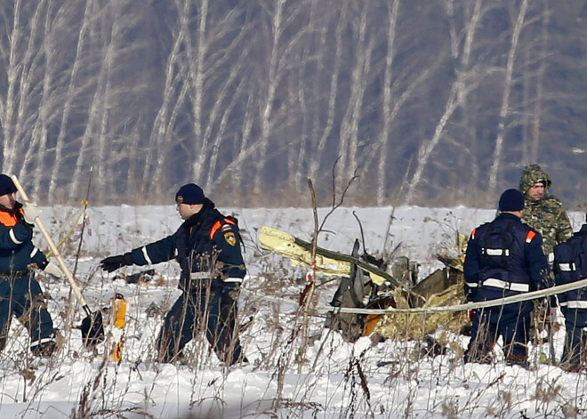 Aviokatastrofa Maskavā: reisā bija ārzemnieki; izskan pirmās versijas; notikuma vietā aiztur žurnālistu