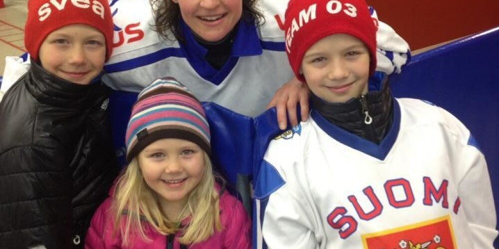 44 gadus veca trīs bērnu māmiņa pārraksta olimpisko spēļu hokeja turnīra vēsturi
