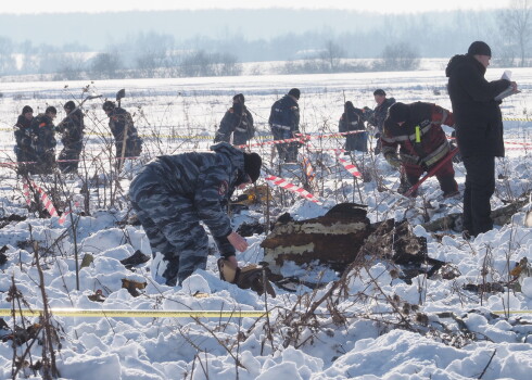 Maskavas aviokatastrofa: upuru ķermeņi sarauti sīkos gabalos, būs jāveic DNS, lai tos identificētu