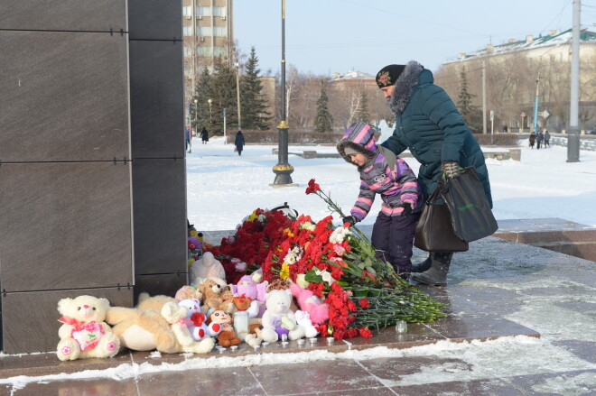 Жители Орска возлагают цветы в память о погибших